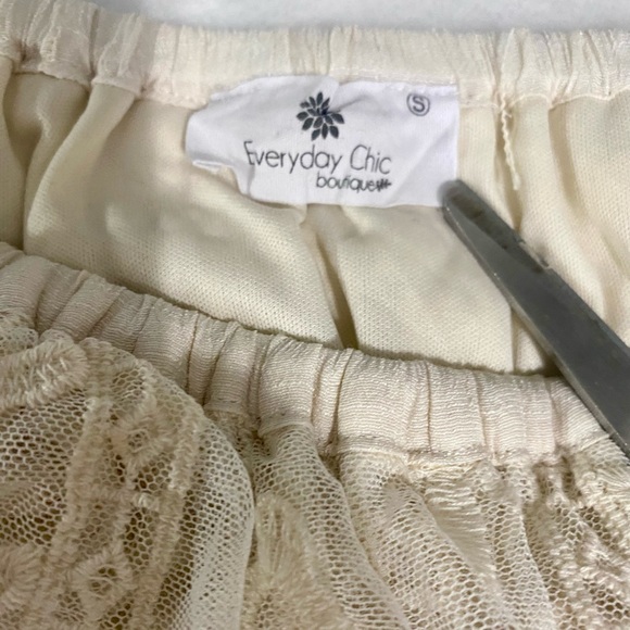 Everyday Chic Boutique FLORAL LACE MAXI, CREAM DRESS. Size Small. - Picture 9 of 14